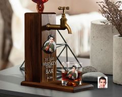 BK Gift Kabartmalı Karikatür Figürlü Musluklu Ahşap İçki Standı ve Viski Bardağı Hediye Seti, Arkadaşa Hediye, Sevgiliye Hediye-1