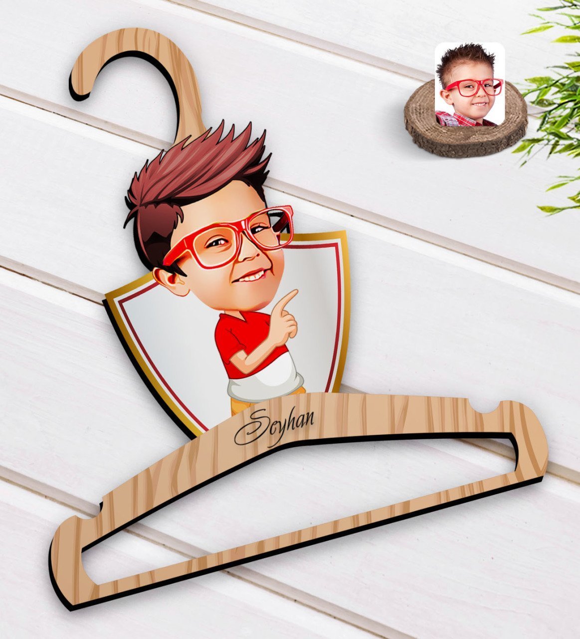 Kişiye Özel Erkek Çocuk Karikatürlü Standart Boy Ahşap Elbise Askısı-1