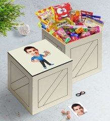 Kişiye Özel Erkek Antrenör Karikatürlü Ahşap Kutuda Nostaljik Lezzetler Hediye Seti-1