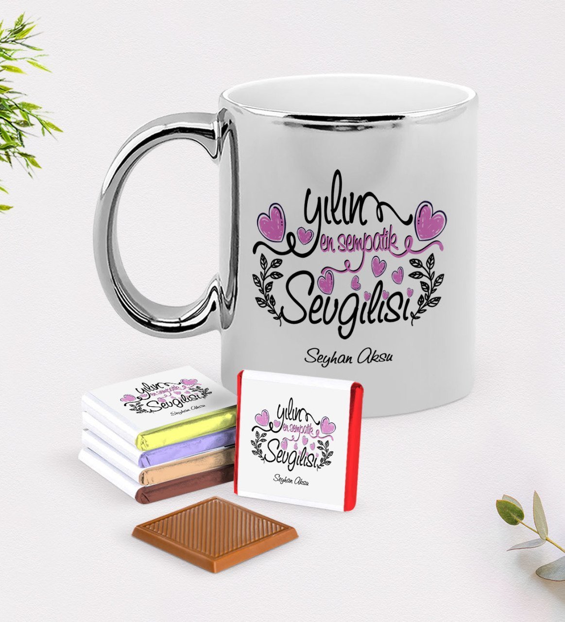 Kişiye Özel Yılın En Sempatik Sevgilisi Krom Kupa ve Çikolata Hediye Seti
