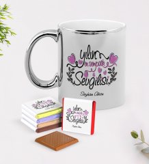 Kişiye Özel Yılın En Sempatik Sevgilisi Krom Kupa ve Çikolata Hediye Seti