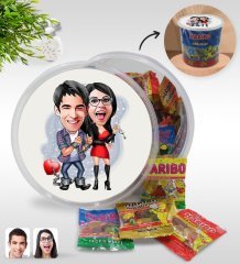 Kişiye Özel Sevgililer Karikatürlü Dev Boy Haribo Minis Kovası (10gx100adet) Model 1