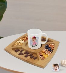 Kişiye Özel Bebek Doğum Günü Karikatürlü Beyaz Kupa ve Doğal Masif Ahşap 4 Bölmeli Sunum Tabağı Çerezlik Hediye Seti-3