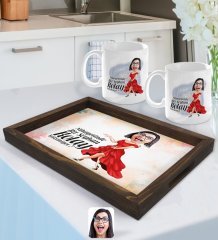 Kişiye Özel Kadın Nihayetinde Karikatürlü Doğal Ahşap Tepsi ve 2’li Kupa Bardak Seti-1