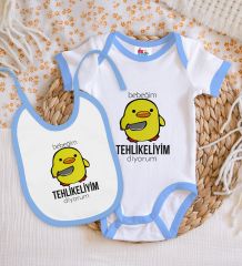 BK Kids Tehlikeliyim Diyorum Tasarımlı Mavi Bebek Body Zıbın ve Mama Önlüğü Hediye Seti-1