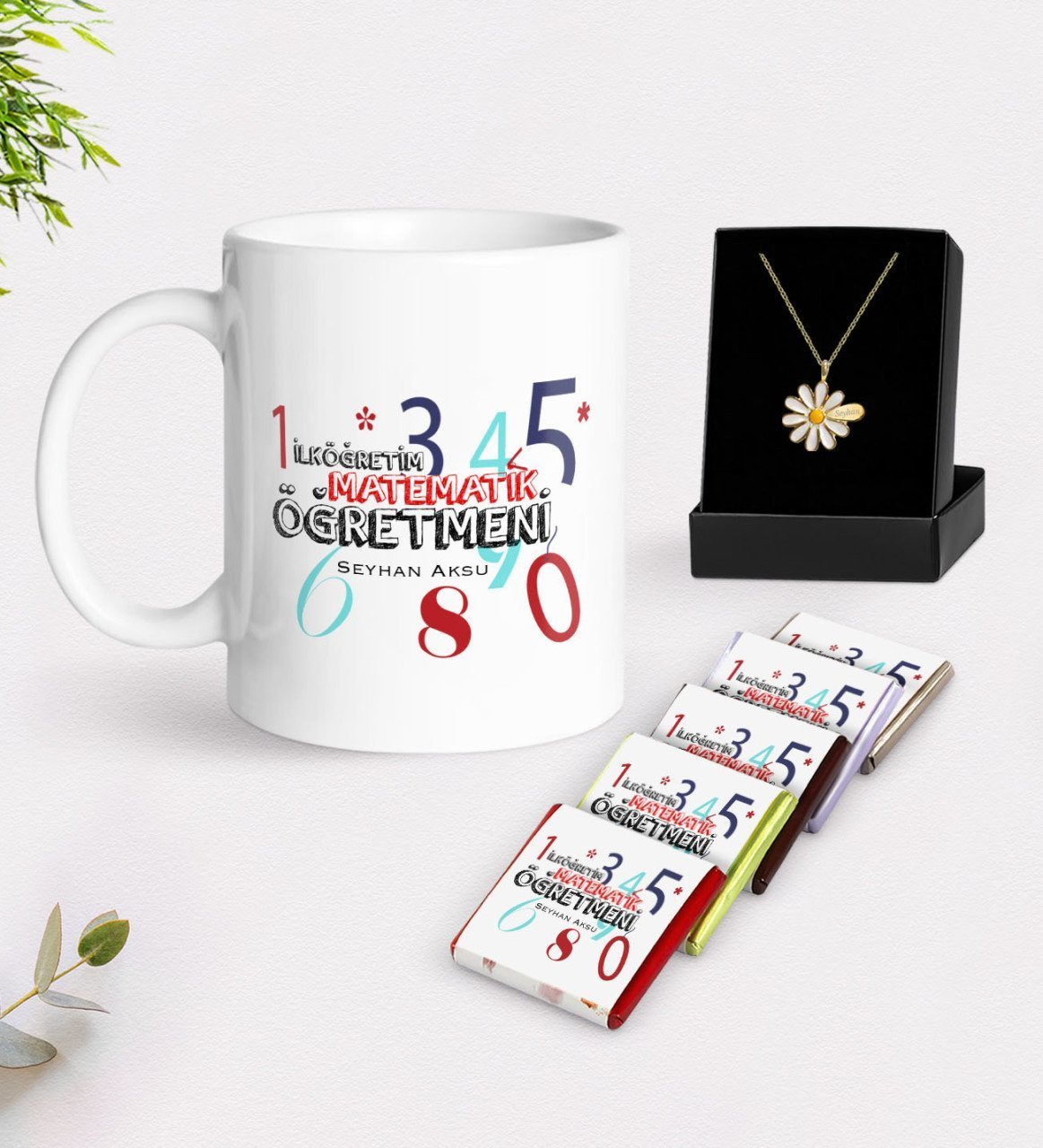 Kişiye Özel İlköğretim Matematik Öğretmeni Beyaz Kupa Çikolata ve İsimli Papatya Kolye Hediye Seti