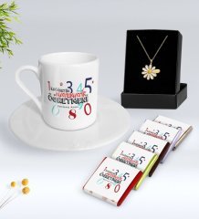 Kişiye Özel İlköğretim Matematik Öğretmeni Türk Kahvesi Fincanı Çikolata ve İsimli Papatya Kolye Hediye Seti