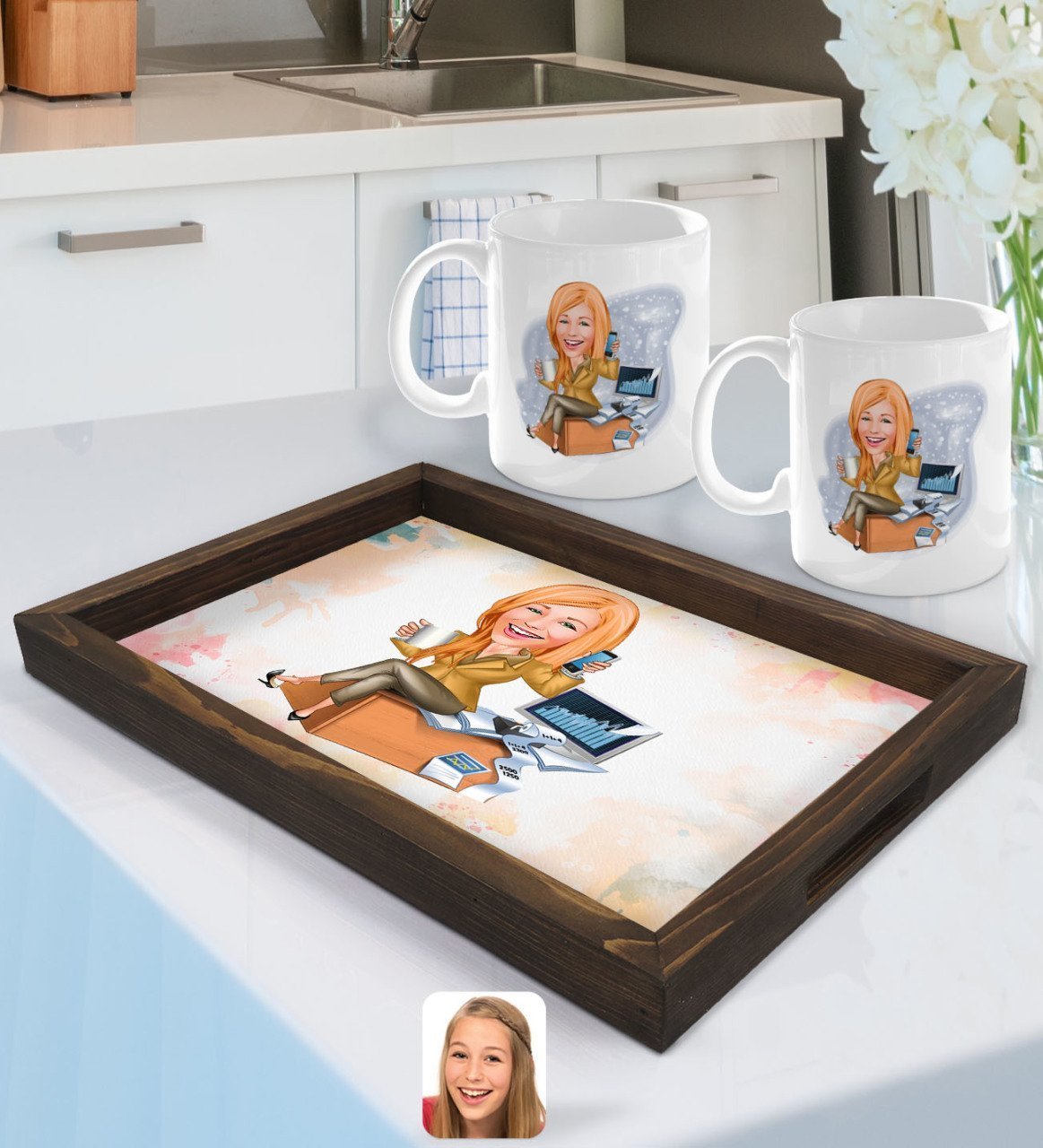 Kişiye Özel Kadın Muhasebeci Karikatürlü Doğal Ahşap Tepsi ve 2’li Kupa Bardak Seti-1