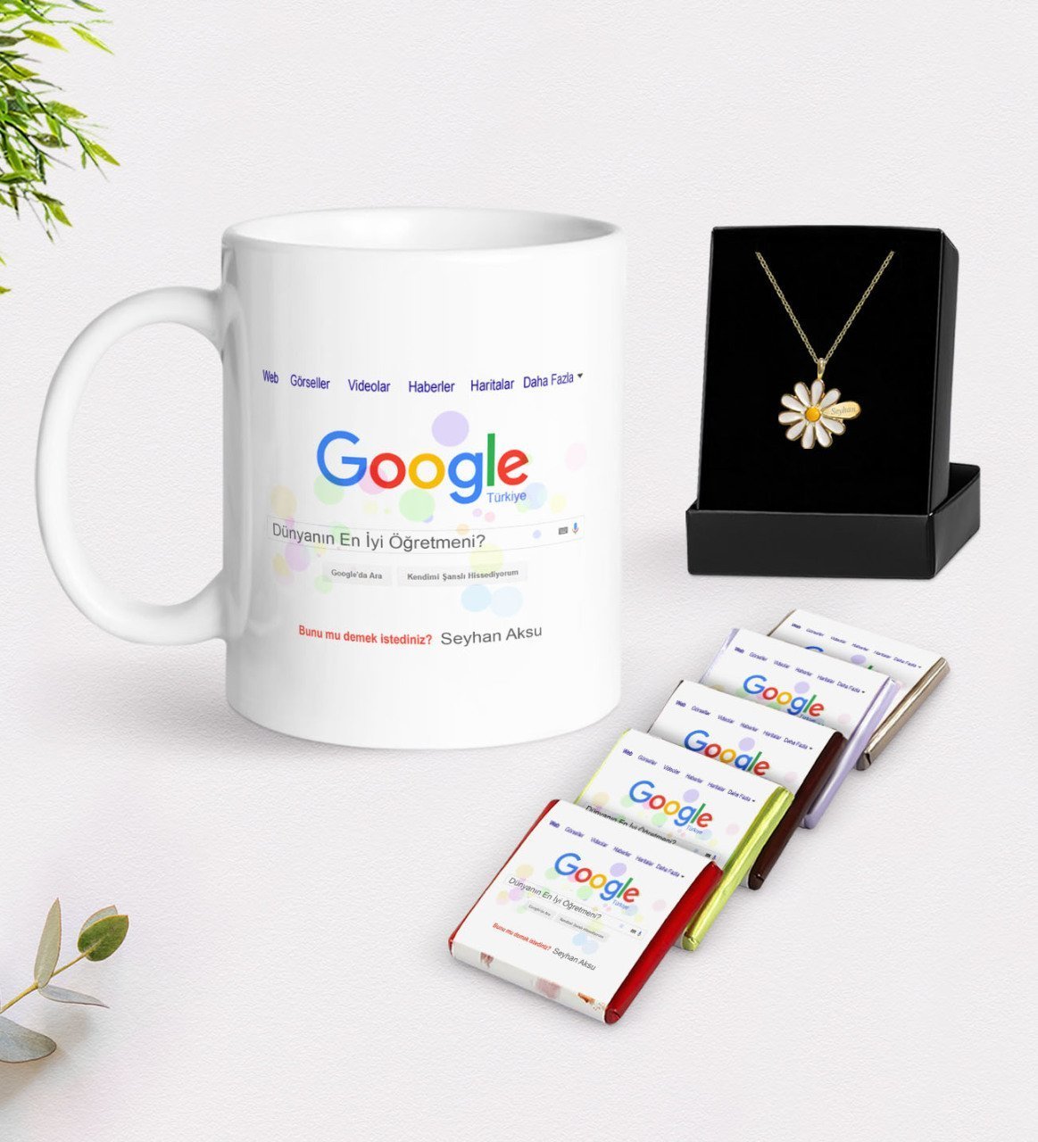 Kişiye Özel Google Dünyanın En İyi Öğretmeni Beyaz Kupa Çikolata ve İsimli Papatya Kolye Hediye Seti