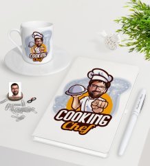 Kişiye Özel Erkek Chef Karikatürlü Beyaz Defter Kalem Türk Kahvesi Fincanı Seti-15