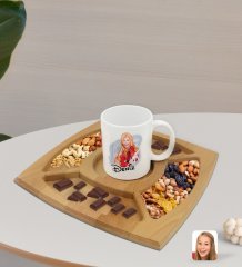 Kişiye Özel Kadın Karikatürlü Beyaz Kupa ve Doğal Masif Ahşap 4 Bölmeli Sunum Tabağı Çerezlik Hediye Seti-34