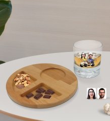 Kişiye Özel Sevgililer Karikatürlü Viski Bardağı ve Doğal Masif Ahşap Yuvarlak Sunum Tabağı Çerezlik Hediye Seti-96