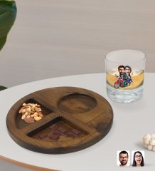Kişiye Özel Sevgililer Karikatürlü Viski Bardağı ve Doğal Masif Ahşap Ceviz Yuvarlak Sunum Tabağı Çerezlik Hediye Seti-97