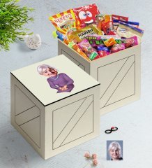 Kişiye Özel Büyükanne Karikatürlü Ahşap Kutuda Nostaljik Lezzetler Hediye Seti