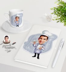 Kişiye Özel Erkek Chef Karikatürlü Beyaz Defter Kalem Türk Kahvesi Fincanı Seti-4