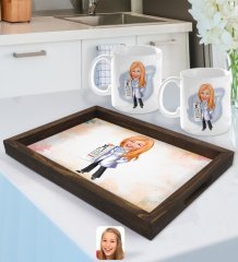 Kişiye Özel Kadın Göz Doktoru Karikatürlü Doğal Ahşap Tepsi ve 2’li Kupa Bardak Seti-1