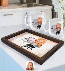 Kişiye Özel Kadın Genel Müdür Karikatürlü Doğal Ahşap Tepsi ve 2’li Kupa Bardak Seti-1