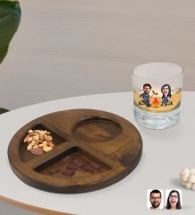 Kişiye Özel Sevgililer Karikatürlü Viski Bardağı ve Doğal Masif Ahşap Ceviz Yuvarlak Sunum Tabağı Çerezlik Hediye Seti-95