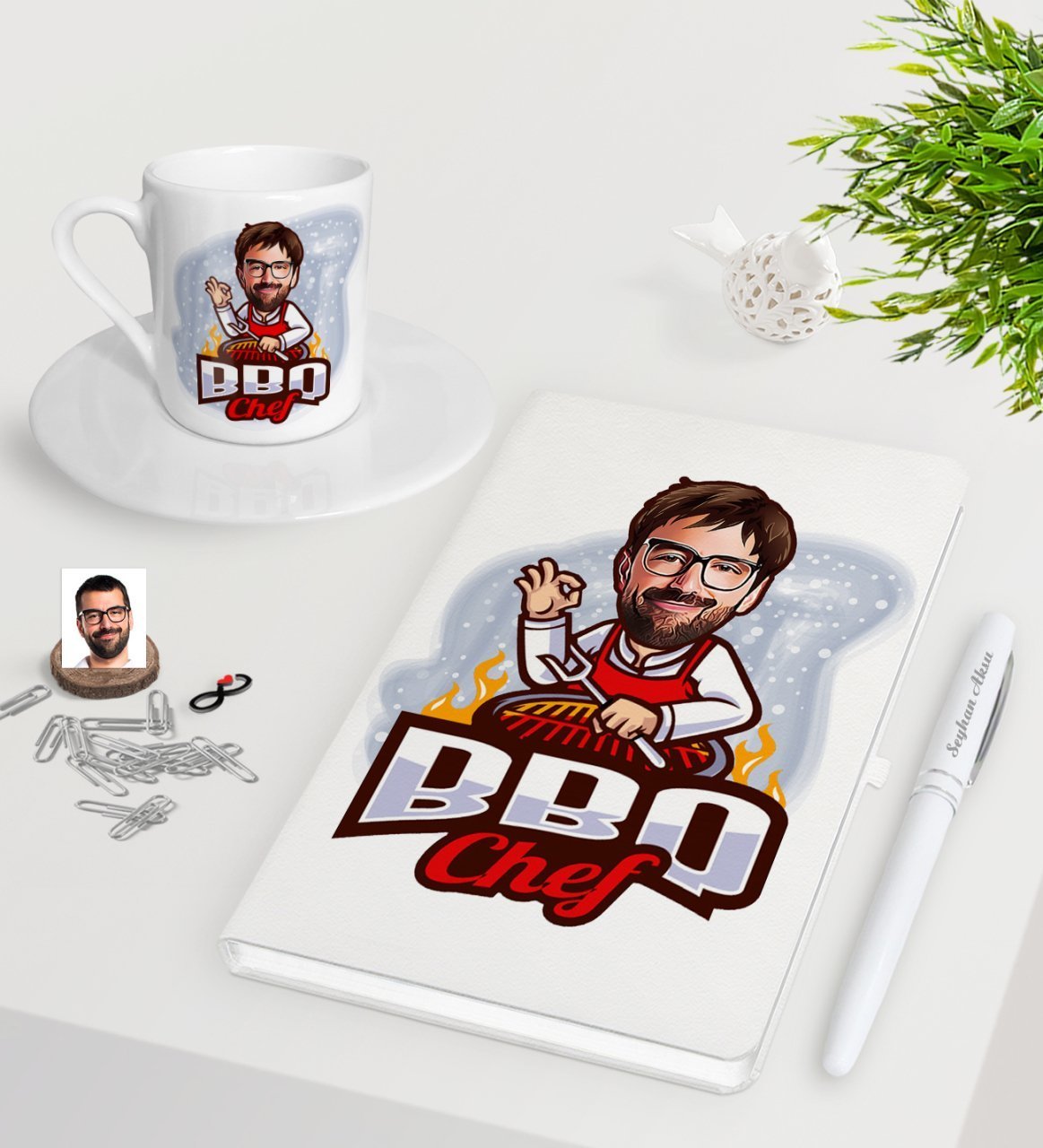 Kişiye Özel Erkek Barbekü Chef Karikatürlü Beyaz Defter Kalem Türk Kahvesi Fincanı Seti-1