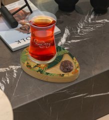 Kişiye Özel Çiçekler Tasarımlı Doğal Ahşap Tabaklı Heybeli Çay Bardağı Sunum Seti Model 7