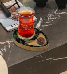 Kişiye Özel Çiçekler Tasarımlı Doğal Ahşap Tabaklı Heybeli Çay Bardağı Sunum Seti Model 2
