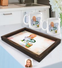 Kişiye Özel Kadın Eczacı Karikatürlü Doğal Ahşap Tepsi ve 2’li Kupa Bardak Seti-2