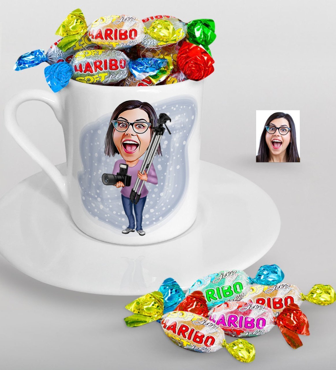 Kişiye Özel Bayan Profesyonel Fotoğrafçı Karikatürlü Türk Kahvesi Fincanı ve Haribo Şeker Hediye Seti-1