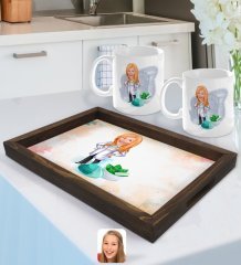 Kişiye Özel Kadın Eczacı Karikatürlü Doğal Ahşap Tepsi ve 2’li Kupa Bardak Seti-1