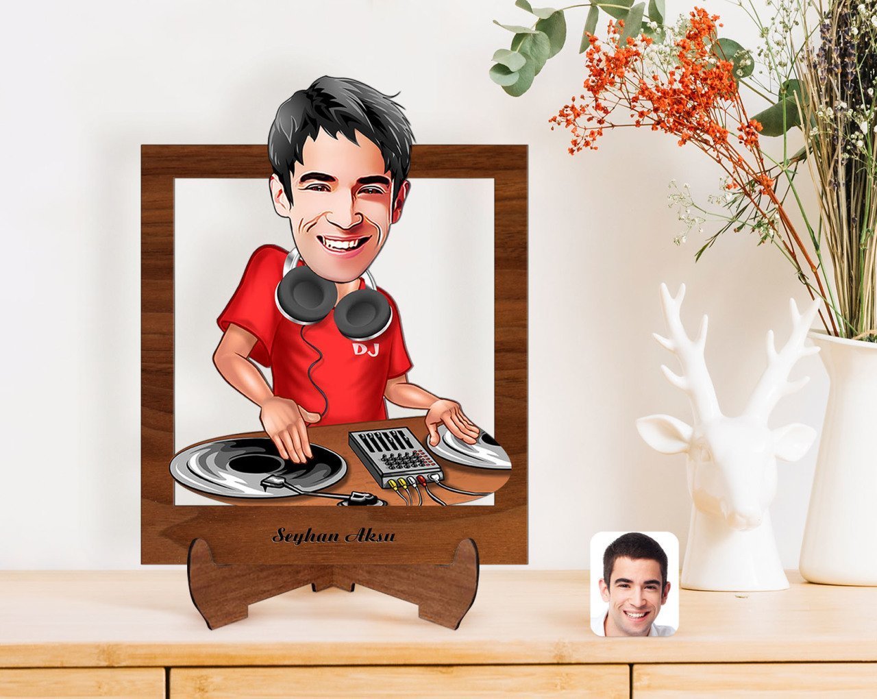 Kişiye Özel Erkek DJ Karikatürlü Ahşap Standlı 3D Biblo-1