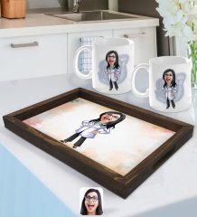 Kişiye Özel Kadın Doktor Karikatürlü Doğal Ahşap Tepsi ve 2’li Kupa Bardak Seti-1
