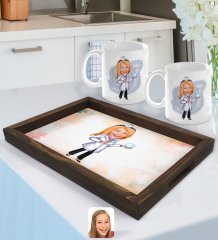 Kişiye Özel Kadın Diş Hekimi Karikatürlü Doğal Ahşap Tepsi ve 2’li Kupa Bardak Seti-1
