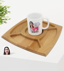 Kişiye Özel Kadın Patroniçe Karikatürlü Beyaz Kupa ve Doğal Masif Ahşap 4 Bölmeli Sunum Tabağı Çerezlik Hediye Seti-1