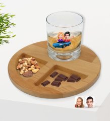 Kişiye Özel Sevgililer Karikatürlü Viski Bardağı ve Doğal Masif Ahşap Yuvarlak Sunum Tabağı Çerezlik Hediye Seti-52