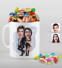 Kişiye Özel Sevgililer Karikatürlü Beyaz Kupa ve Haribo Şeker Hediye Seti-6