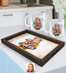 Kişiye Özel Kadın Chef Karikatürlü Doğal Ahşap Tepsi ve 2’li Kupa Bardak Seti-15