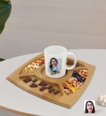 Kişiye Özel Kadın Patron Karikatürlü Beyaz Kupa ve Doğal Masif Ahşap 4 Bölmeli Sunum Tabağı Çerezlik Hediye Seti-5