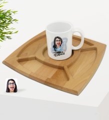 Kişiye Özel Kadın Patron Karikatürlü Beyaz Kupa ve Doğal Masif Ahşap 4 Bölmeli Sunum Tabağı Çerezlik Hediye Seti-5