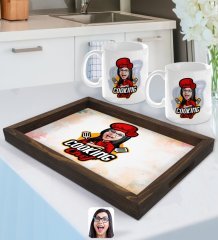 Kişiye Özel Kadın Chef Karikatürlü Doğal Ahşap Tepsi ve 2’li Kupa Bardak Seti-11
