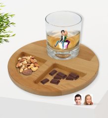 Kişiye Özel Sevgililer Karikatürlü Viski Bardağı ve Doğal Masif Ahşap Yuvarlak Sunum Tabağı Çerezlik Hediye Seti-35