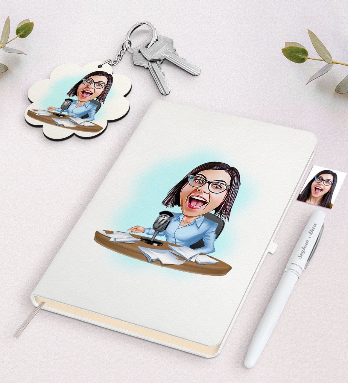 Kişiye Özel Kadın Sunucu Karikatürlü Beyaz Defter Kalem ve Anahtarlık Hediye Seti