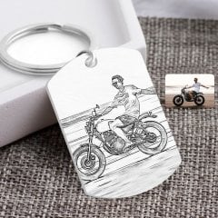 Kişiye Özel Tam Boy Karakalem Motosikletli Adam Karikatürlü Pleksi Anahtarlık-1