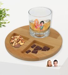 Kişiye Özel Sevgililer Karikatürlü Viski Bardağı ve Doğal Masif Ahşap Yuvarlak Sunum Tabağı Çerezlik Hediye Seti-19