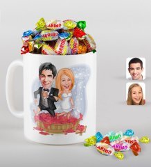 Kişiye Özel Sevgililer Günü Temalı Evleniyoruz Karikatürlü Beyaz Kupa ve Haribo Şeker Hediye Seti-10