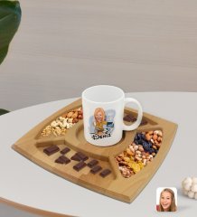 Kişiye Özel Kadın Muhasebeci Karikatürlü Beyaz Kupa ve Doğal Masif Ahşap 4 Bölmeli Sunum Tabağı Çerezlik Hediye Seti-1