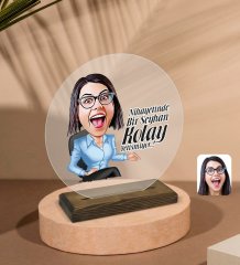 Kişiye Özel Kadın Kolay Yetişmiyor Karikatürlü Yuvarlak Ahşap Standlı Biblo-2