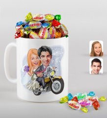 Kişiye Özel Sevgililer Günü Temalı Evleniyoruz Karikatürlü Beyaz Kupa ve Haribo Şeker Hediye Seti-8
