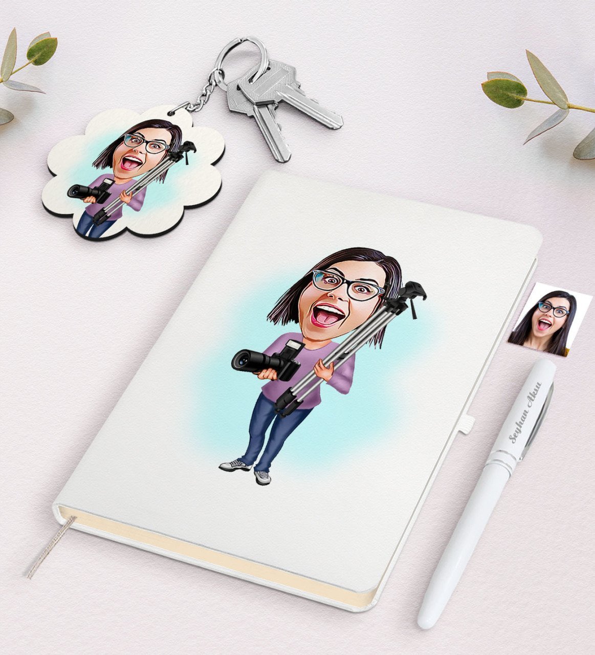 Kişiye Özel Kadın Profesyonel Fotoğrafçı Karikatürlü Beyaz Defter Kalem ve Anahtarlık Hediye Seti