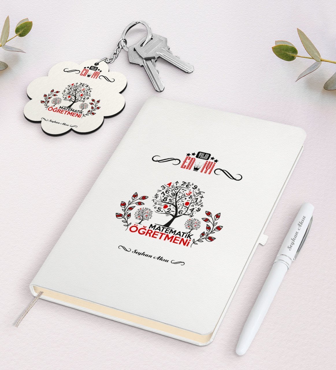 Kişiye Özel Yılın En İyi Matematik Öğretmeni Beyaz Defter Kalem ve Anahtarlık Hediye Seti