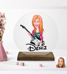 Kişiye Özel Kadın Gitarist Karikatürlü Yuvarlak Ahşap Standlı Biblo-1