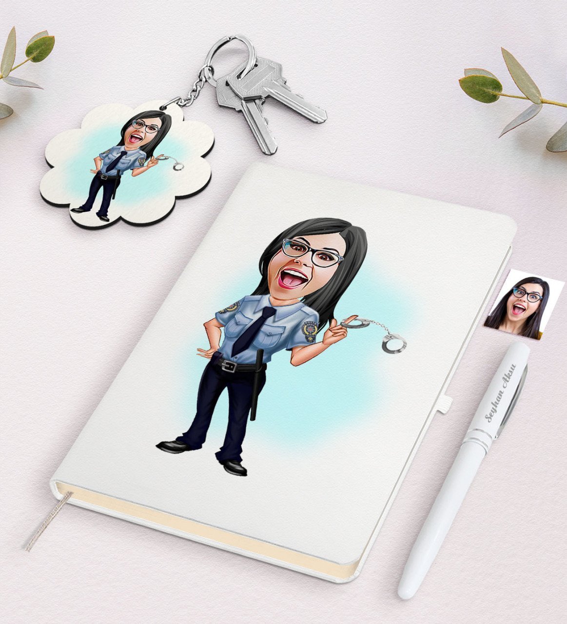 Kişiye Özel Kadın Polis Karikatürlü Beyaz Defter Kalem ve Anahtarlık Hediye Seti